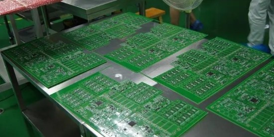 选择水基的PCB电路板清洗剂使用更安全环保